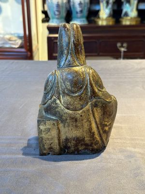A rare Chinese parcel-gilt and lacquered pewter Guanyin, 17/18th C. — 照片 3