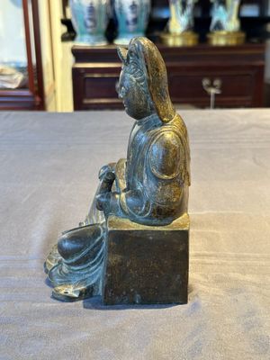 A rare Chinese parcel-gilt and lacquered pewter Guanyin, 17/18th C. — 照片 4