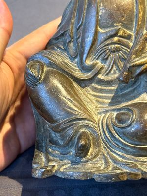 A rare Chinese parcel-gilt and lacquered pewter Guanyin, 17/18th C. — 照片 7
