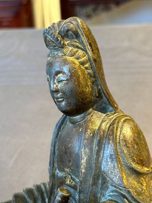 A rare Chinese parcel-gilt and lacquered pewter Guanyin, 17/18th C. — 照片 10