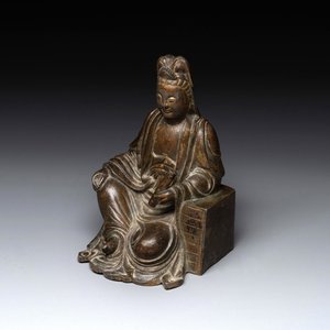 A rare Chinese parcel-gilt and lacquered pewter Guanyin, 17/18th C. — 照片 1