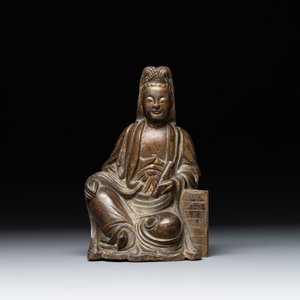 A rare Chinese parcel-gilt and lacquered pewter Guanyin, 17/18th C. — 照片 2