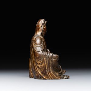 A rare Chinese parcel-gilt and lacquered pewter Guanyin, 17/18th C. — 照片 5