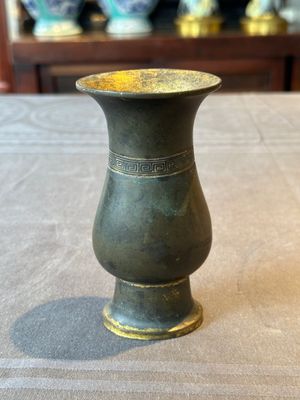 A rare Chinese parcel-gilt bronze ritual wine vessel, 'zhi 觯', Ming — foto 1