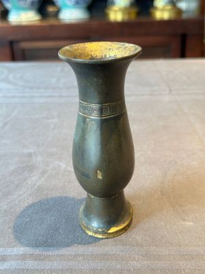 A rare Chinese parcel-gilt bronze ritual wine vessel, 'zhi 觯', Ming — foto 2
