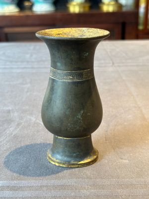 A rare Chinese parcel-gilt bronze ritual wine vessel, 'zhi 觯', Ming — foto 3