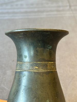 A rare Chinese parcel-gilt bronze ritual wine vessel, 'zhi 觯', Ming — foto 6