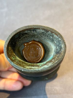 A rare Chinese parcel-gilt bronze ritual wine vessel, 'zhi 觯', Ming — foto 10