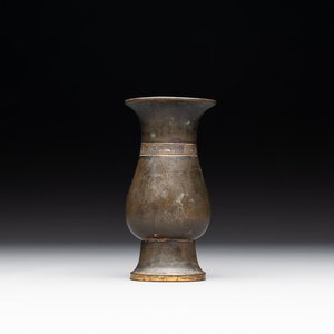 A rare Chinese parcel-gilt bronze ritual wine vessel, 'zhi 觯', Ming — foto 1