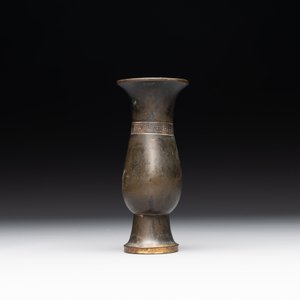A rare Chinese parcel-gilt bronze ritual wine vessel, 'zhi 觯', Ming — foto 2