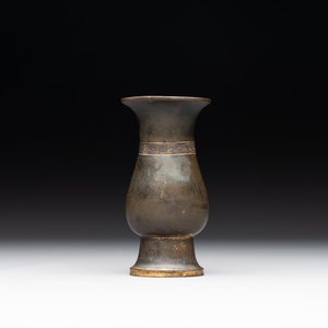 A rare Chinese parcel-gilt bronze ritual wine vessel, 'zhi 觯', Ming — foto 3
