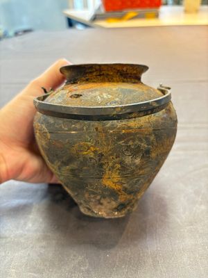 A rare Chinese parcel-gilt silver handled jar with floral scroll design, Tang — 照片 3
