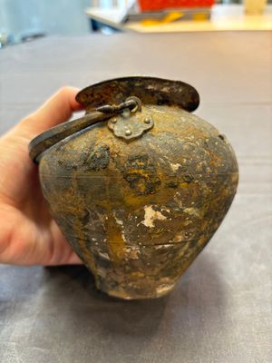 A rare Chinese parcel-gilt silver handled jar with floral scroll design, Tang — 照片 4