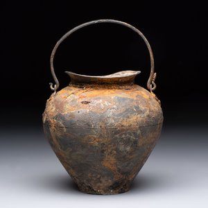 A rare Chinese parcel-gilt silver handled jar with floral scroll design, Tang — 照片 1
