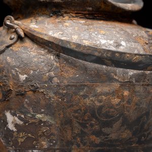 A rare Chinese parcel-gilt silver handled jar with floral scroll design, Tang — 照片 11