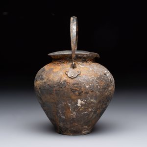 A rare Chinese parcel-gilt silver handled jar with floral scroll design, Tang — 照片 2