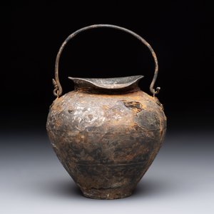A rare Chinese parcel-gilt silver handled jar with floral scroll design, Tang — 照片 3