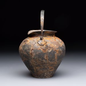 A rare Chinese parcel-gilt silver handled jar with floral scroll design, Tang — 照片 4