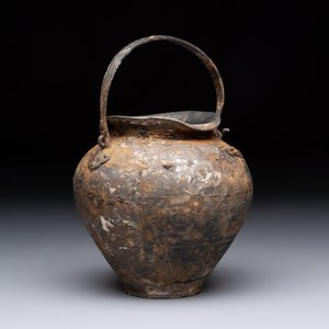 A rare Chinese parcel-gilt silver handled jar with floral scroll design, Tang — 照片 5