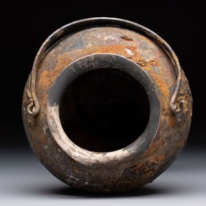 A rare Chinese parcel-gilt silver handled jar with floral scroll design, Tang — 照片 6