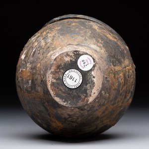 A rare Chinese parcel-gilt silver handled jar with floral scroll design, Tang — 照片 7