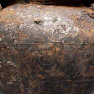 A rare Chinese parcel-gilt silver handled jar with floral scroll design, Tang — 照片 8