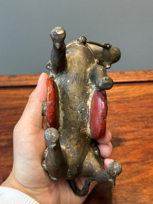 A rare Chinese partly gilt-lacquered bronze horse-from incense holder, Yuan/early Ming — 照片 3