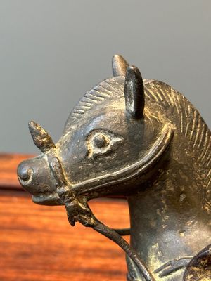 A rare Chinese partly gilt-lacquered bronze horse-from incense holder, Yuan/early Ming — 照片 5