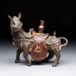 A rare Chinese partly gilt-lacquered bronze horse-from incense holder, Yuan/early Ming — 照片 2