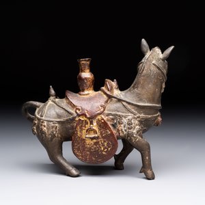 A rare Chinese partly gilt-lacquered bronze horse-from incense holder, Yuan/early Ming — 照片 4