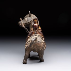 A rare Chinese partly gilt-lacquered bronze horse-from incense holder, Yuan/early Ming — 照片 5