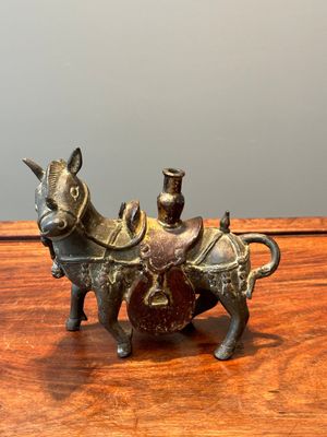 A rare Chinese partly lacquered and gilt bronze incense holder in the shape of a horse, Yuan/early Ming — foto 1