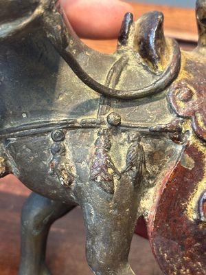 A rare Chinese partly lacquered and gilt bronze incense holder in the shape of a horse, Yuan/early Ming — foto 6