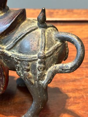 A rare Chinese partly lacquered and gilt bronze incense holder in the shape of a horse, Yuan/early Ming — foto 8