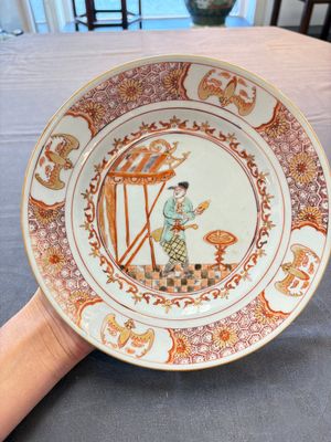 A rare Chinese polychrome 'Commedia dell'arte' 'South Sea Bubble' plate, Yongzheng, ca. 1720-1725 — 照片 1