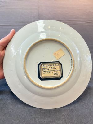 A rare Chinese polychrome 'Commedia dell'arte' 'South Sea Bubble' plate, Yongzheng, ca. 1720-1725 — 照片 11