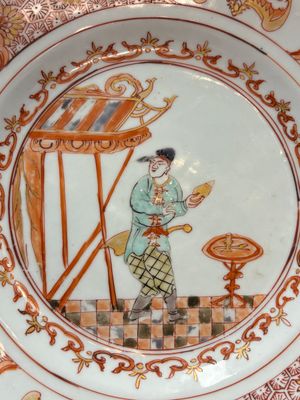 A rare Chinese polychrome 'Commedia dell'arte' 'South Sea Bubble' plate, Yongzheng, ca. 1720-1725 — 照片 2