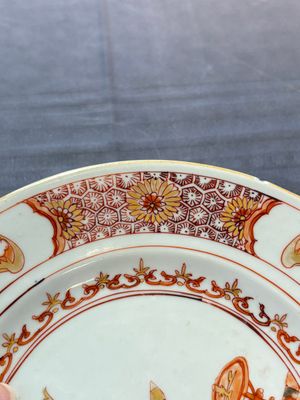 A rare Chinese polychrome 'Commedia dell'arte' 'South Sea Bubble' plate, Yongzheng, ca. 1720-1725 — 照片 4