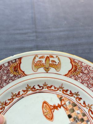 A rare Chinese polychrome 'Commedia dell'arte' 'South Sea Bubble' plate, Yongzheng, ca. 1720-1725 — 照片 5