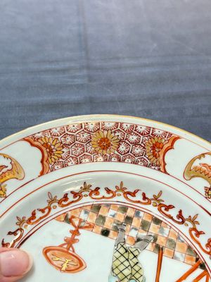 A rare Chinese polychrome 'Commedia dell'arte' 'South Sea Bubble' plate, Yongzheng, ca. 1720-1725 — 照片 6