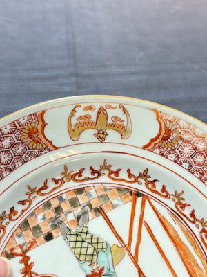 A rare Chinese polychrome 'Commedia dell'arte' 'South Sea Bubble' plate, Yongzheng, ca. 1720-1725 — 照片 7