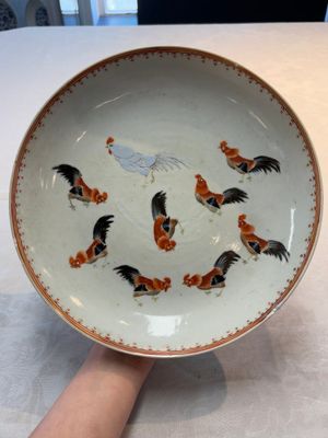 A rare Chinese polychrome enamelled 'roosters' dish, Qianlong — 照片 1
