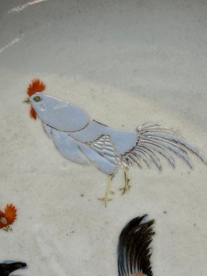 A rare Chinese polychrome enamelled 'roosters' dish, Qianlong — 照片 2