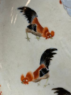 A rare Chinese polychrome enamelled 'roosters' dish, Qianlong — 照片 3