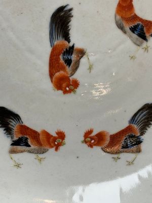 A rare Chinese polychrome enamelled 'roosters' dish, Qianlong — 照片 4