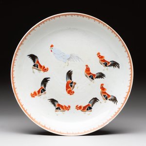 A rare Chinese polychrome enamelled 'roosters' dish, Qianlong — 照片 1