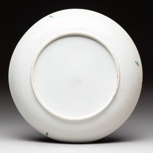 A rare Chinese polychrome enamelled 'roosters' dish, Qianlong — 照片 2