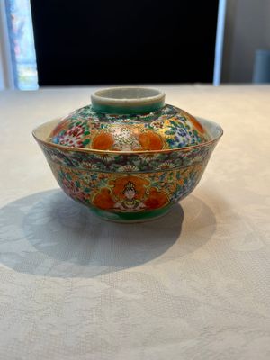 A rare Chinese polychrome orange-ground Bencharong 'Thepphanom' bowl and cover for the Thai market, 19th C. — photo 1