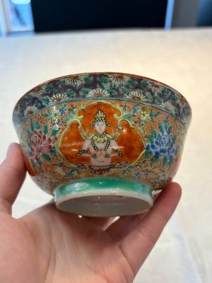 A rare Chinese polychrome orange-ground Bencharong 'Thepphanom' bowl and cover for the Thai market, 19th C. — photo 2