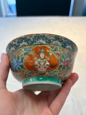 A rare Chinese polychrome orange-ground Bencharong 'Thepphanom' bowl and cover for the Thai market, 19th C. — photo 4